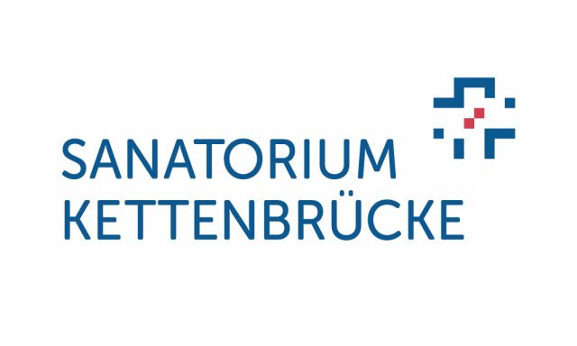 Logo des Sanatoriums Kettenbrücke in Innsbruck. Blaue Schrift und oben rechts ein Kreuz aus blauen Punkten. Im Sanatorium wird das Augenlasern durchgeführt.